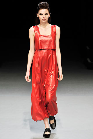 Vestido largo escote cuedrado sin mangas rojo Issey Miyake